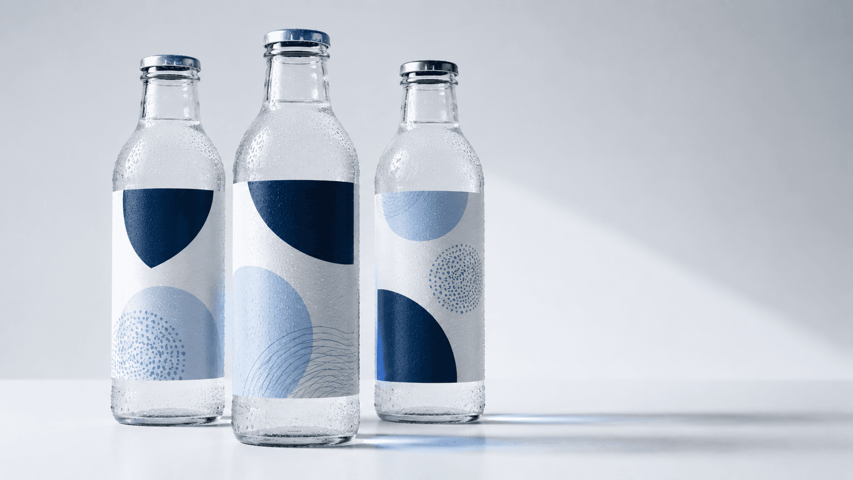 Glasflaschen für Getränke mit umlaufenden PP-Etiketten