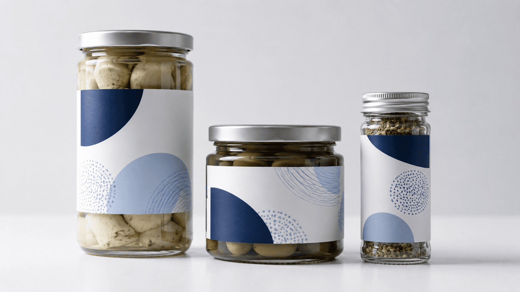 Lebensmittelgläser mit Etiketten für Honig, Marmelade und Gewürze