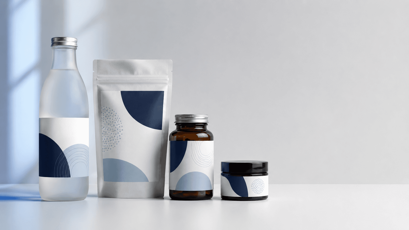 Produkte mit individuell bedruckten PP-Rollenetiketten: Flasche, Standbeutel, Supplement-Flasche und Tiegel