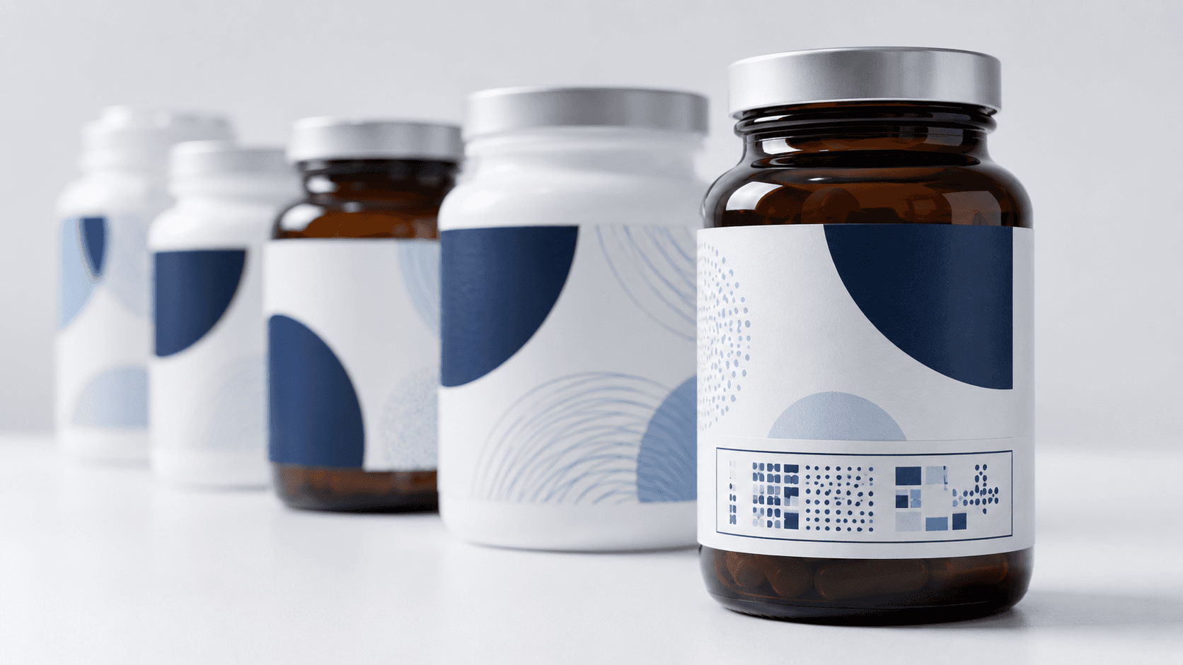 Supplement-Flaschen mit Etiketten und markierter Datenzone für Lot und SKT